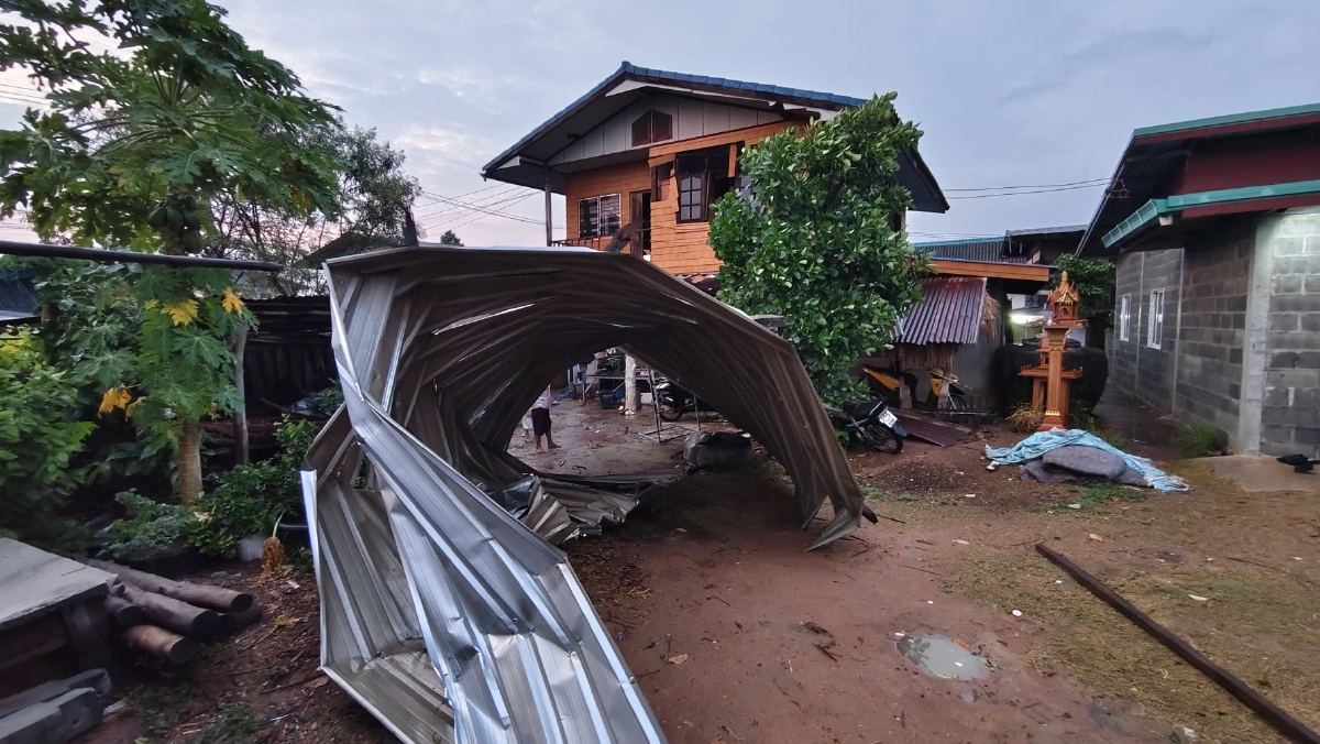 พายุฤดูร้อนถล่มอำเภอครบุรี บ้านเรือนเสียหายกว่า 20 หลัง