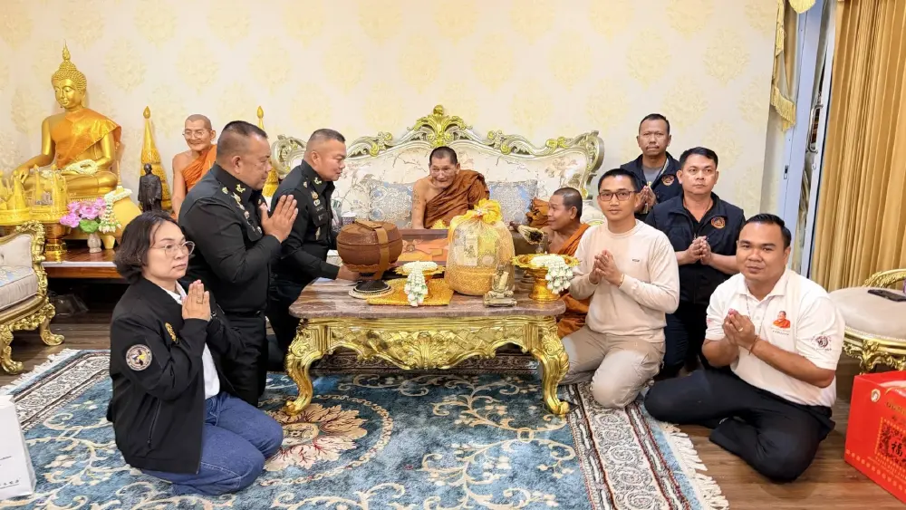 แม่ทัพกุ้ง เข้ากราบ หลวงปู่ศิลา เตรียมบวชอุทิศบุญกุศลให้ทหารกล้า