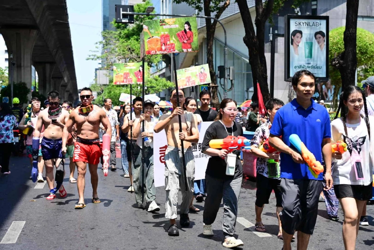 สีลมแตก! เริ่มแล้วสงกรานต์วันแรกคึกคัก นักท่องเที่ยวทะลัก