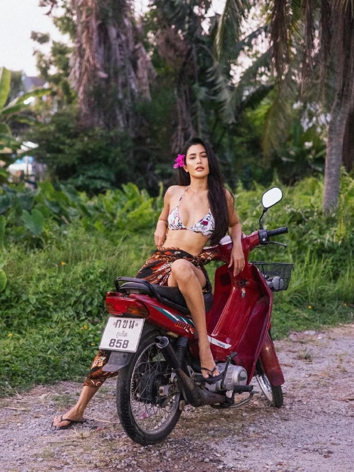 ปู ไปรยา เปลี่ยนร้านชำ-ซาเล้ง เป็นรันเวย์! ลุคนี้สวยแพงเกินต้าน