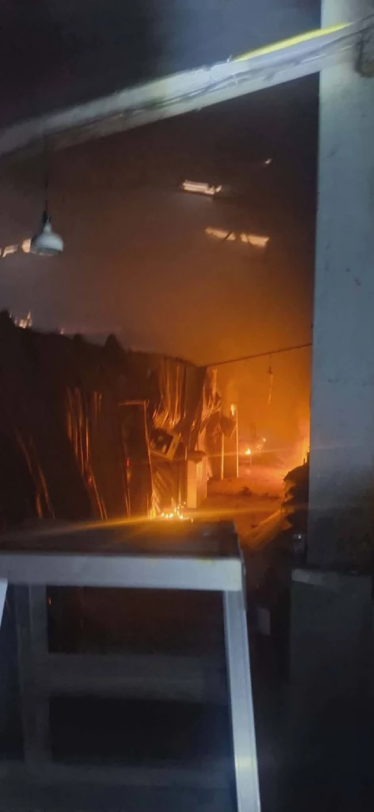 วอดทั้งโกดัง! ไฟไหม้โรงงานกัญชาโคราช เช้านี้เสียหายยับ