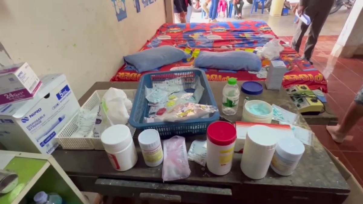 สสจ.สกลนครบุกรวบหมอเถื่อนเปิดรักษา 10 ปี ฟัน 4 ข้อหาหนัก