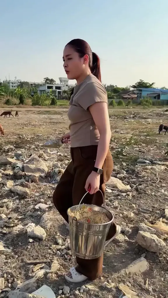 ปุ๊กลุก-ไมค์ สวมหัวใจนางฟ้าหมาจร ลุยคลองหลวงปรุงอาหารช่วยสี่ขา