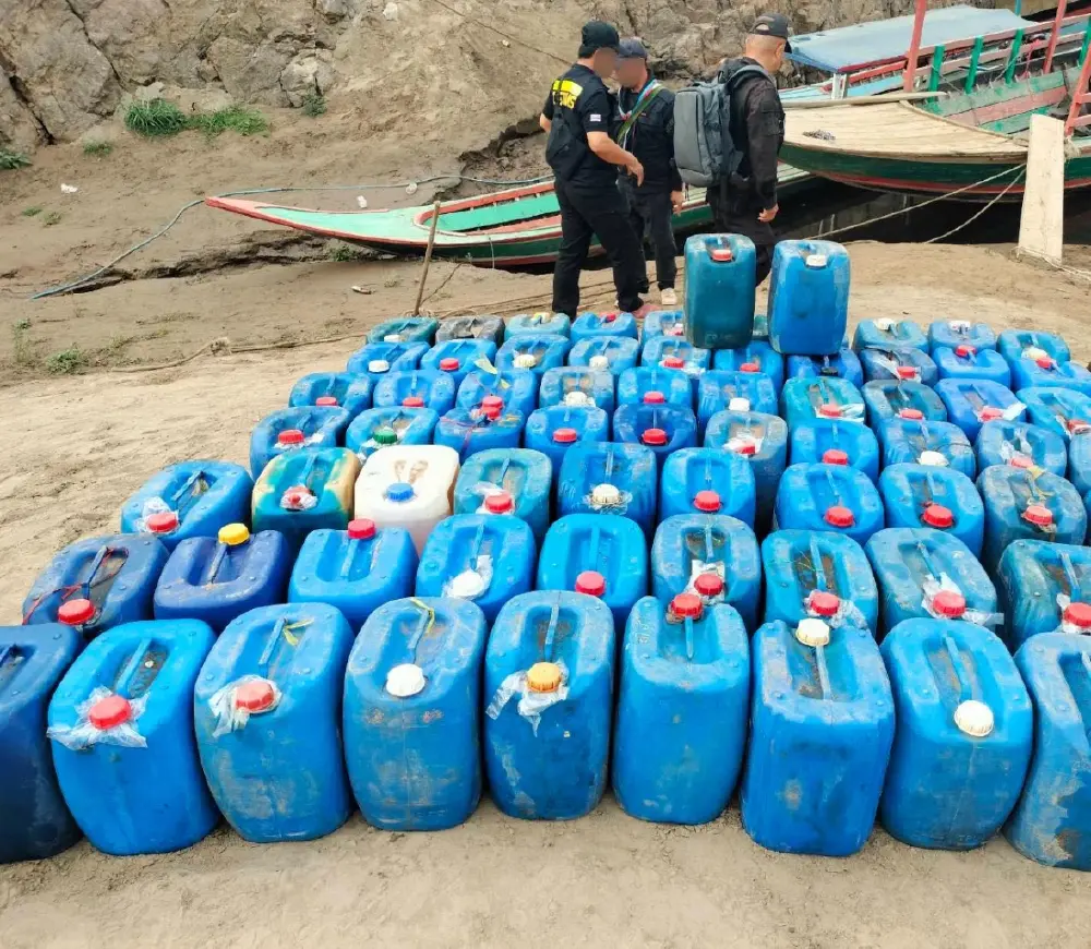 ยึดเบนซินเถื่อน 1,800 ลิตร ริมน้ำสาละวิน เตรียมส่งออกนอกประเทศ