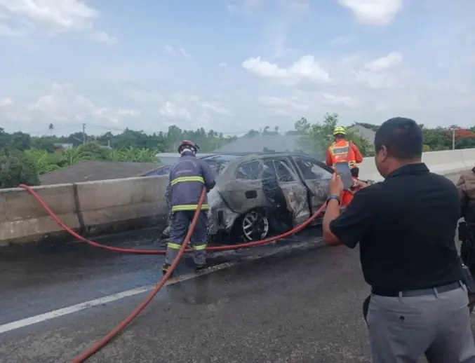 นาทีระทึก! ไฟไหม้รถเก๋งวอดทั้งคัน บนทางด่วน M81 4 ชีวิตรอดหวุดหวิด