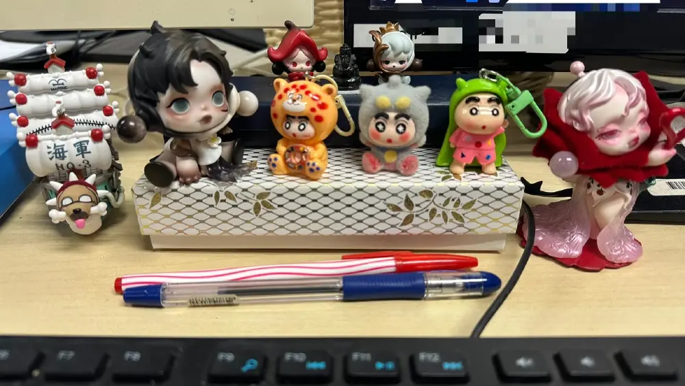 5 เหตุผลทางจิตวิทยา ทำไมเครื่องรางมินิมอลจึงครองใจคนทำงานยุคใหม่