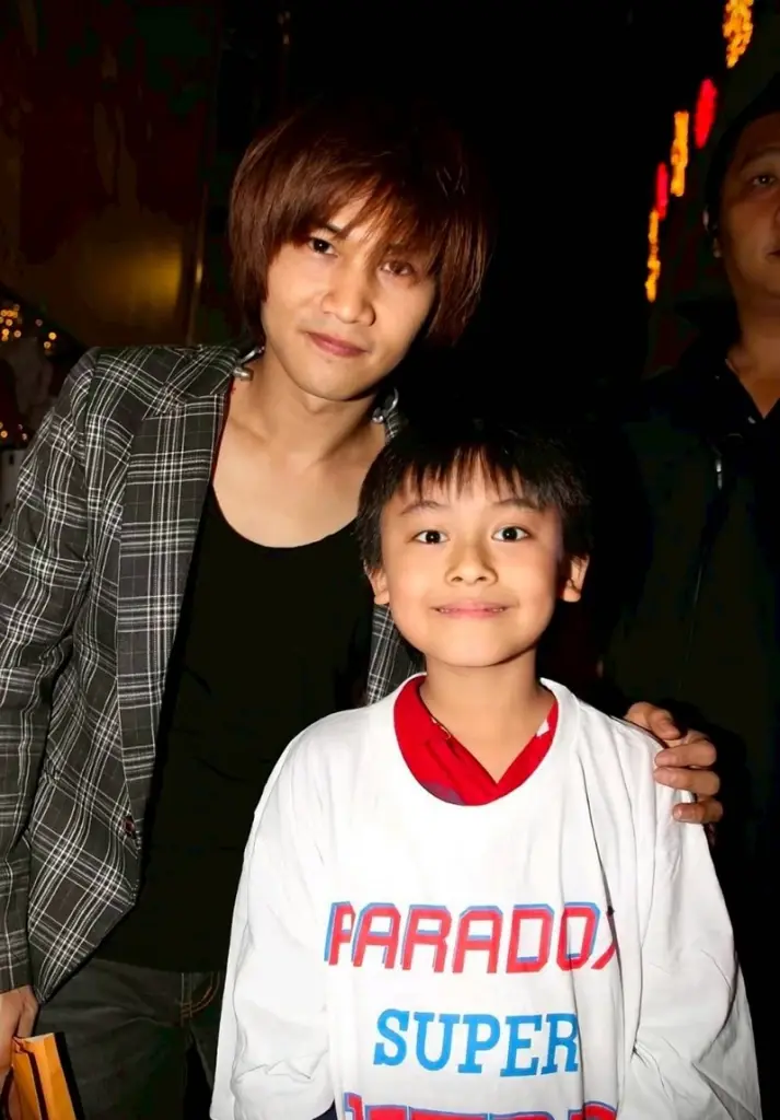 จำได้ไหม หนูน้อยในภาพคู่ "ต้า พาราด็อกซ์" วันนี้คือหนุ่มหล่อ