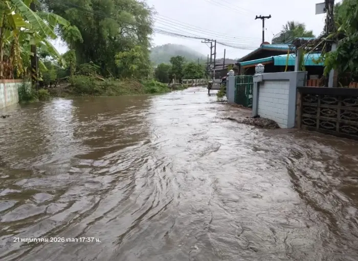 ฝนถล่มลำปาง ฝนตกชั่วโมงเดียวน้ำป่าซัดจมมิด