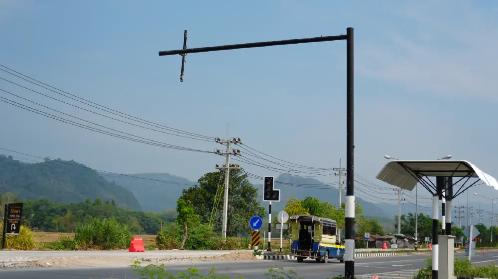 นาทีระทึก! ไฟแดงยักษ์ร่วงกลางถนนแม่สาย หวิดทับหัวคนขับ