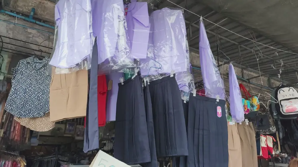 ข้าวยากหมากแพง! ผู้ปกครองขนเสื้อนักเรียนเก่าปักชื่อใหม่รับเปิดเทอม