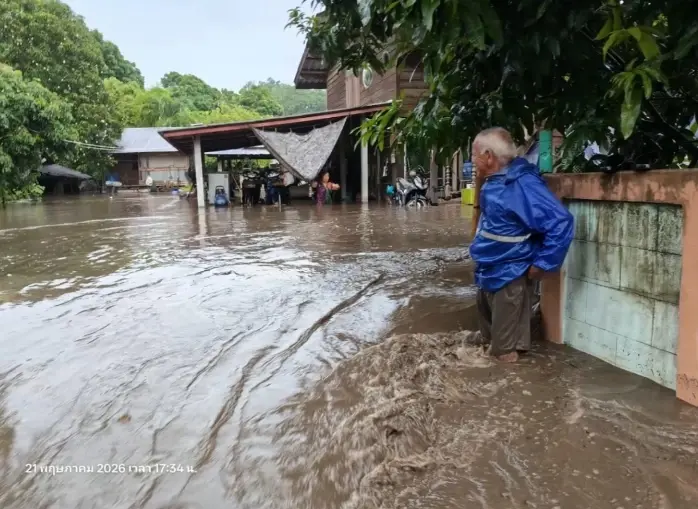 ฝนถล่มลำปาง ฝนตกชั่วโมงเดียวน้ำป่าซัดจมมิด