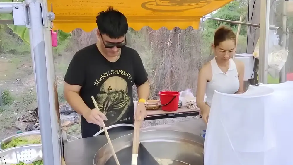 พระเอกดังสายลุย “เติ้ล ธนพล” ฝึกขายก๋วยเตี๋ยว ต่อยอดธุรกิจอาหาร
