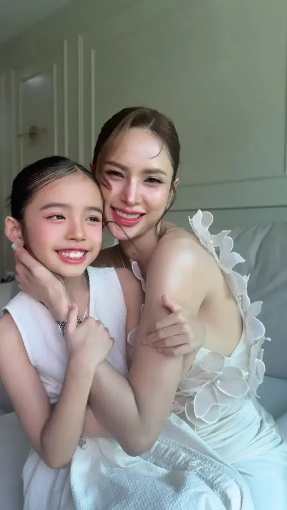 สำเนาถูกต้อง อุ้ม ลักขณา-น้องดิสนีย์ แต่งหน้าจัดเต็ม ลุคหวานฉ่ำ