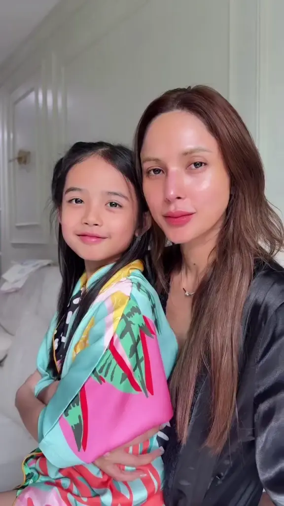 สำเนาถูกต้อง อุ้ม ลักขณา-น้องดิสนีย์ แต่งหน้าจัดเต็ม ลุคหวานฉ่ำ