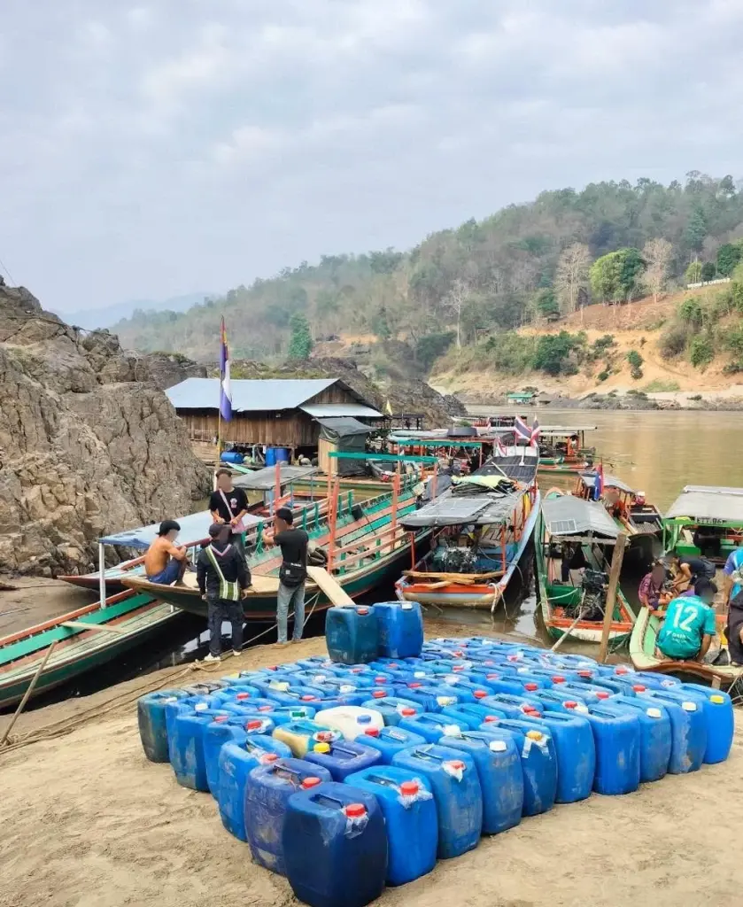 ยึดเบนซินเถื่อน 1,800 ลิตร ริมน้ำสาละวิน เตรียมส่งออกนอกประเทศ