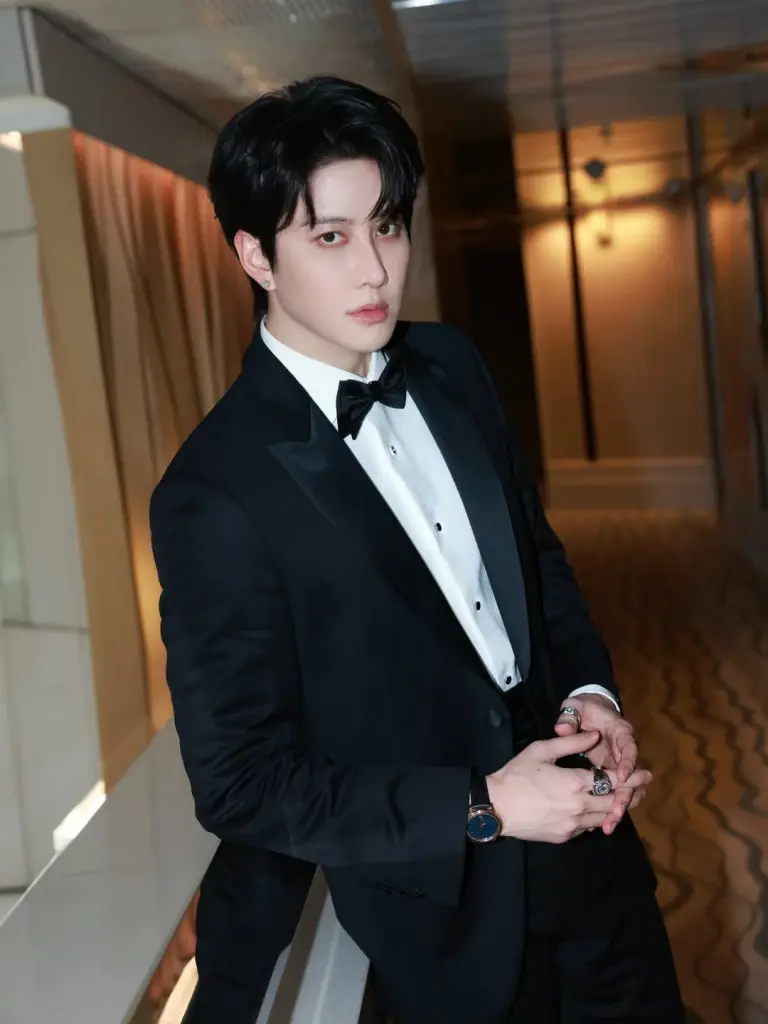 หล่อสะเทือนคานส์ “ไมค์ พิรัชต์” เปิดตัวลุค High-End บนพรมแดง 2026