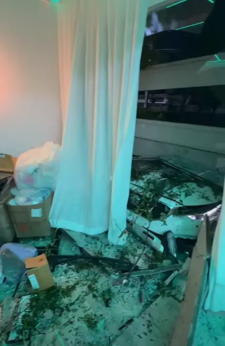 ระทึกรถพุ่งชนบ้าน "แนน ลฎาภา" ตอนตี 4 แห่ส่องเลขบ้าน - ทะเบียนรถ