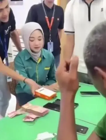 หญิงขอทานไปซื้อ iPhone เทเงินสดปึกใหญ่จ่าย ตรวจประวัติยิ่งพีก