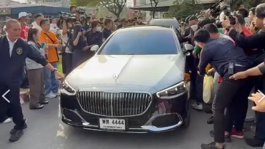 ภาพแรก ทักษิณ พักโทษกลับบ้าน ลุคเรียบง่ายแต่พาหนะไม่ธรรมดา