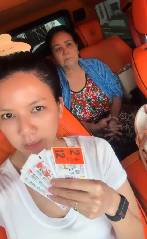 แม่สั่ง "จ๊ะ นงผณี" แวะซื้อลอตเตอรี่ หลังผ่านจุดเกิดอุบัติเหตุพ่อ