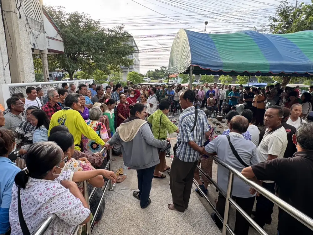 ชาวบ้านด่านขุนทดโกลาหล แห่เอารองเท้าต่อคิวไทยช่วยไทยพลัส