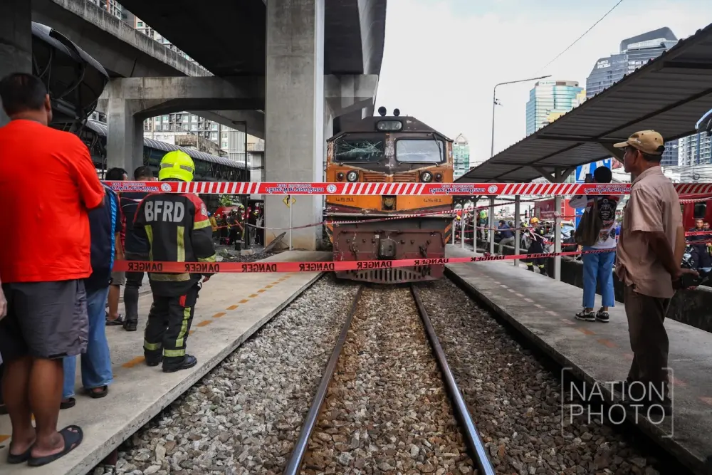 ถึงว่า รถไฟเบรกไม่อยู่ สุดท้าย ชนรถเมล์ 206 กลายเป็นโศกนาฏกรรม