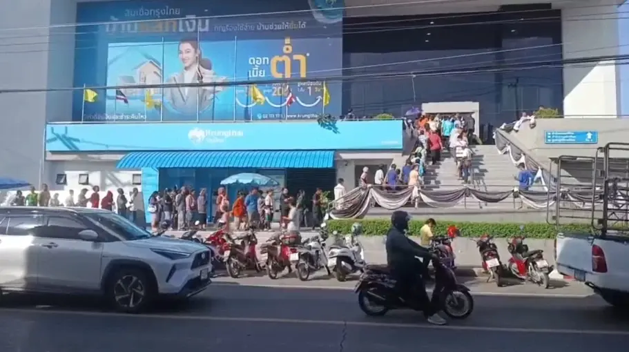 แห่ลงทะเบียน "ไทยช่วยไทยพลัส" วันแรก ธนาคารแตก!