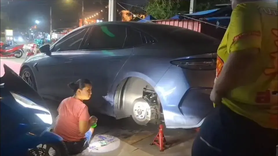 ยอมพังเป็นพัง! เจ้าของรถไฟฟ้า สั่งถอดล้อช่วยลูกแมวติดใต้ท้องรถ