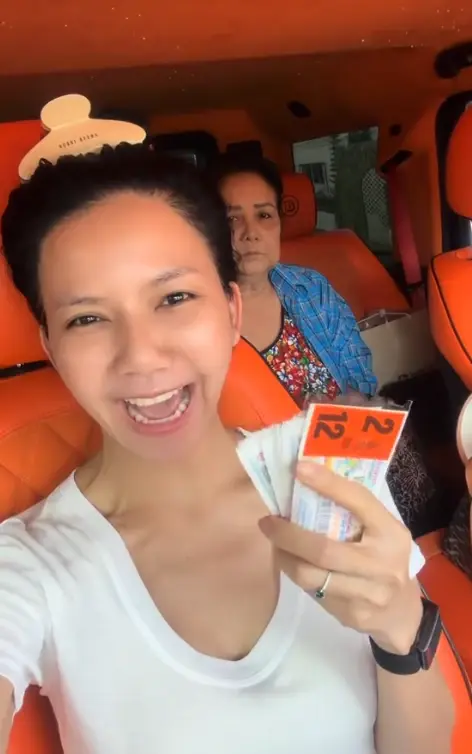 แม่สั่ง "จ๊ะ นงผณี" แวะซื้อลอตเตอรี่ หลังผ่านจุดเกิดอุบัติเหตุพ่อ
