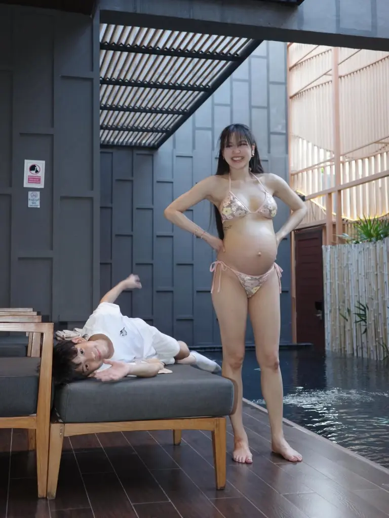 ทะเลหวานมาก! “แพท ณปภา” อวดท้องโตสุดแซ่บ “พี ชานนท์” จุ๊บท้องละมุน