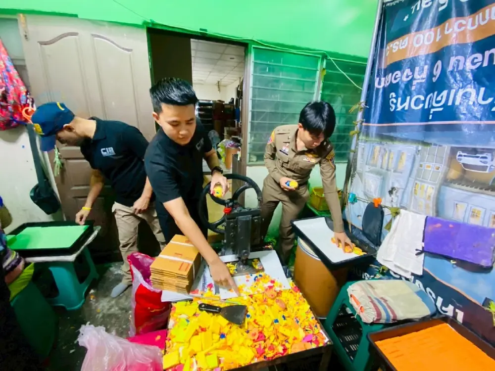 บุกทลายโรงงาน สบู่ก้อนรีไซเคิล "ปั๊มมือ" เห็นสภาพสุดยี้