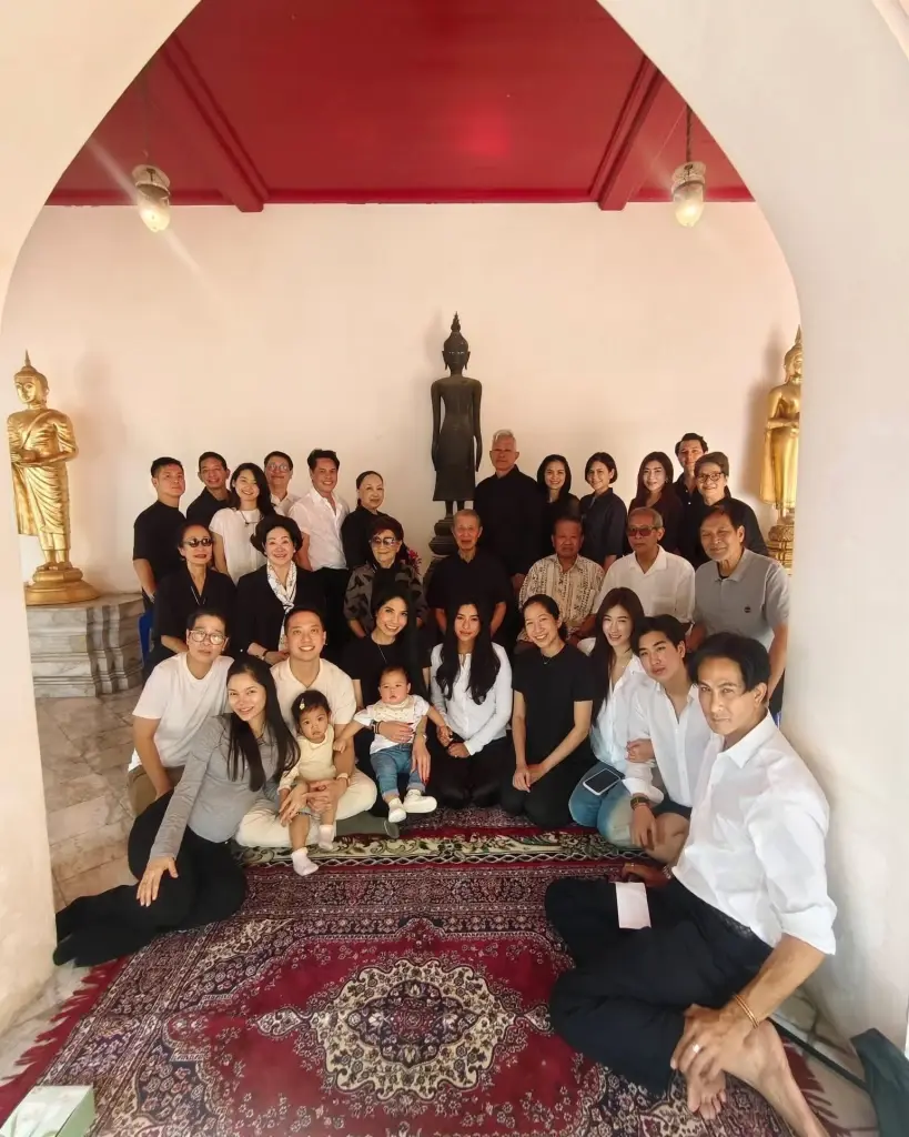 พีท ทองเจือ รวมเฟรมครอบครัวใหญ่ หน้าตาดีพรีเมียมทั้งตระกูล