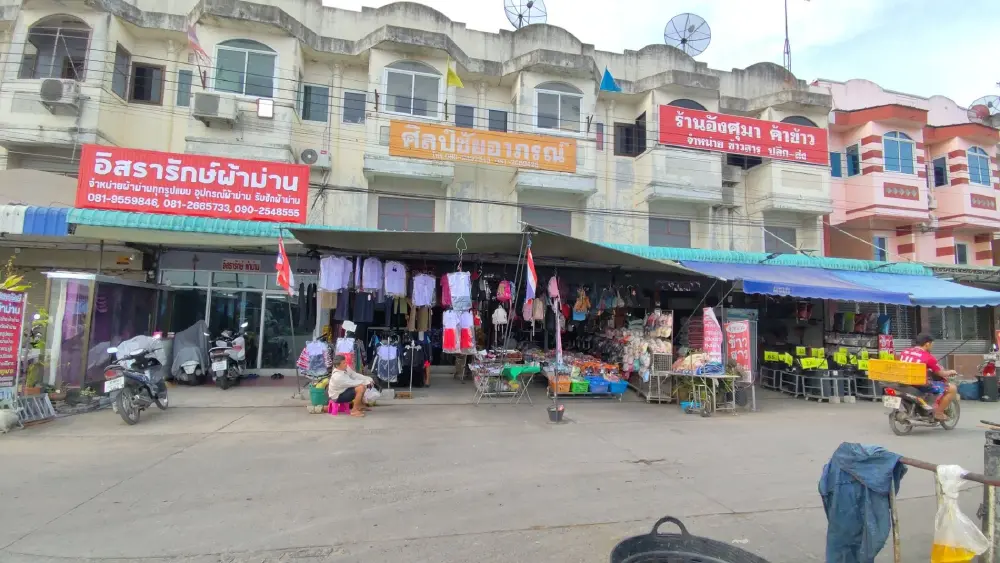 ข้าวยากหมากแพง! ผู้ปกครองขนเสื้อนักเรียนเก่าปักชื่อใหม่รับเปิดเทอม