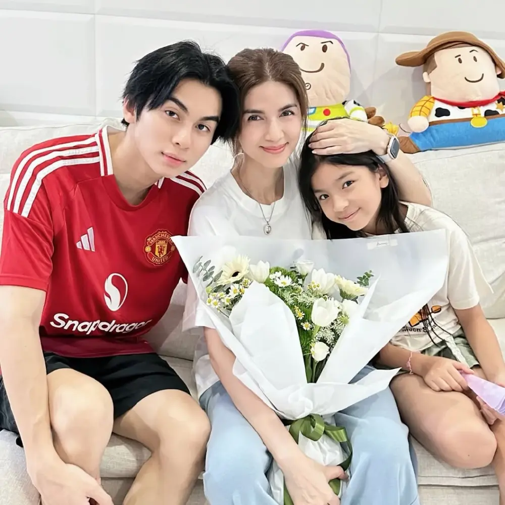 คุณปู่คุณย่าจากบุรีรัมย์ นั่งหน้าเวทีเชียร์หลานแบบติดขอบเวที