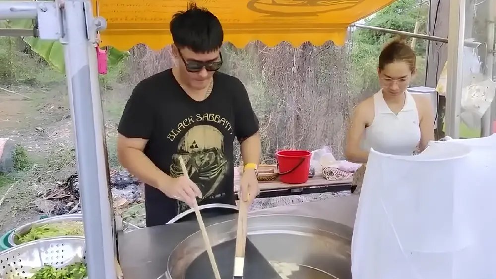 พระเอกดังสายลุย “เติ้ล ธนพล” ฝึกขายก๋วยเตี๋ยว ต่อยอดธุรกิจอาหาร