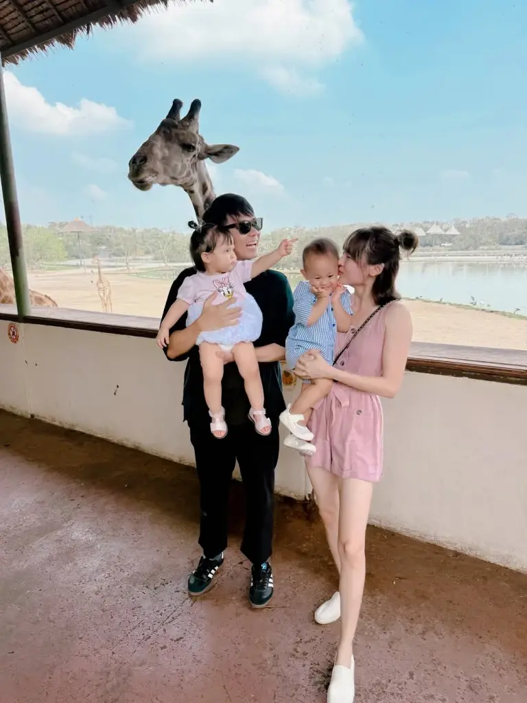 "แพทตี้" อุ้มลูกแฝดถ่ายภาพเซ็ตใหม่ แฟนๆ แห่ชมสวยละมุนมาก