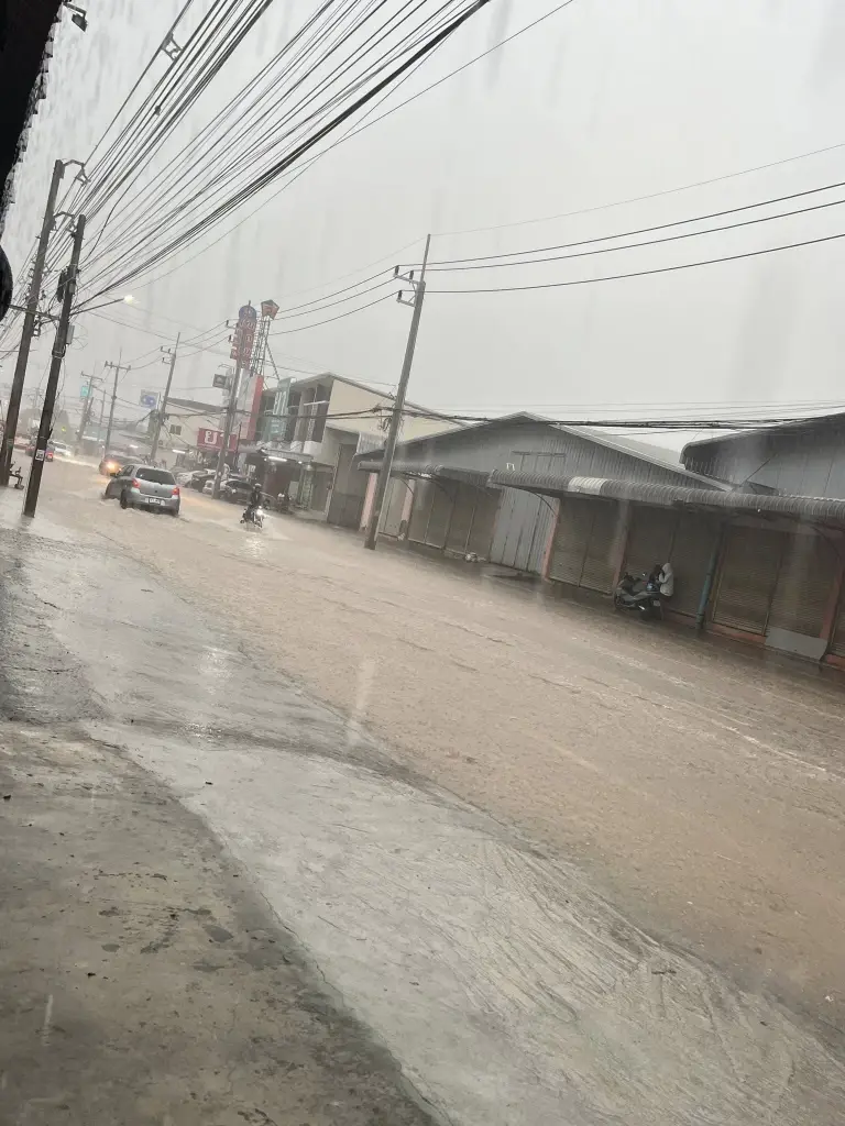 ฝนตกหนักโคราช แป๊บเดียวท่วมแอ่งกระทะ สัญจรลำบาก