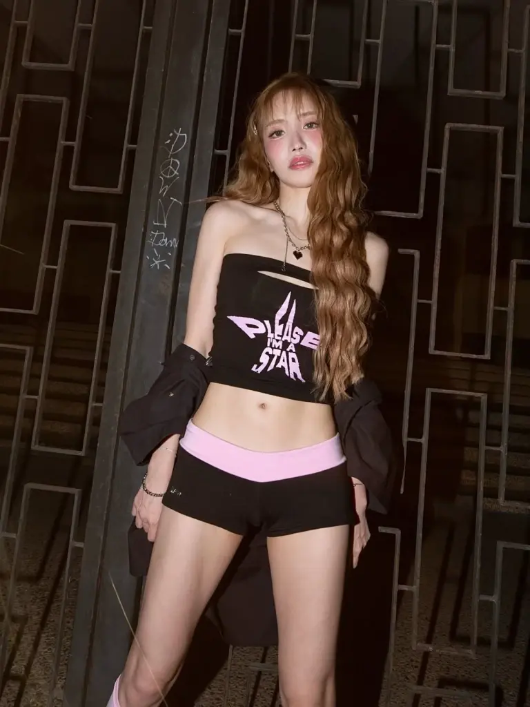 ฮือฮาทั้งตลาด “แกรนด์ กรณ์ภัสสร” เปิดแผงขายเสื้อผ้ามือสอง