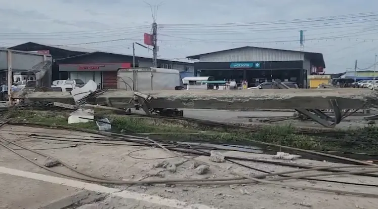 พายุถล่มวารินชำราบ เสาไฟ-ต้นไม้โค่น พังยับเยินล้มระเนระนาด