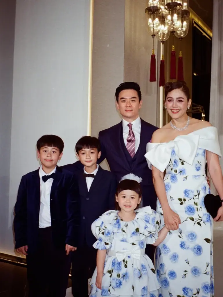 ครอบครัวรังษีสิงห์พิพัฒน์อบอุ่นมาก  ควงลูกออกงานพร้อมหน้า