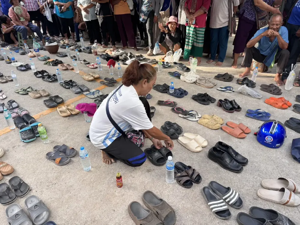 ชาวบ้านด่านขุนทดโกลาหล แห่เอารองเท้าต่อคิวไทยช่วยไทยพลัส