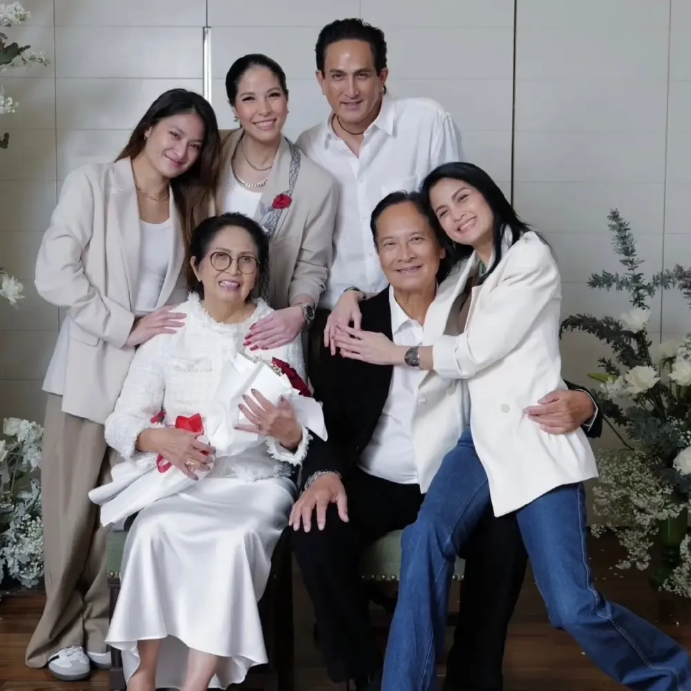 พีท ทองเจือ รวมเฟรมครอบครัวใหญ่ หน้าตาดีพรีเมียมทั้งตระกูล