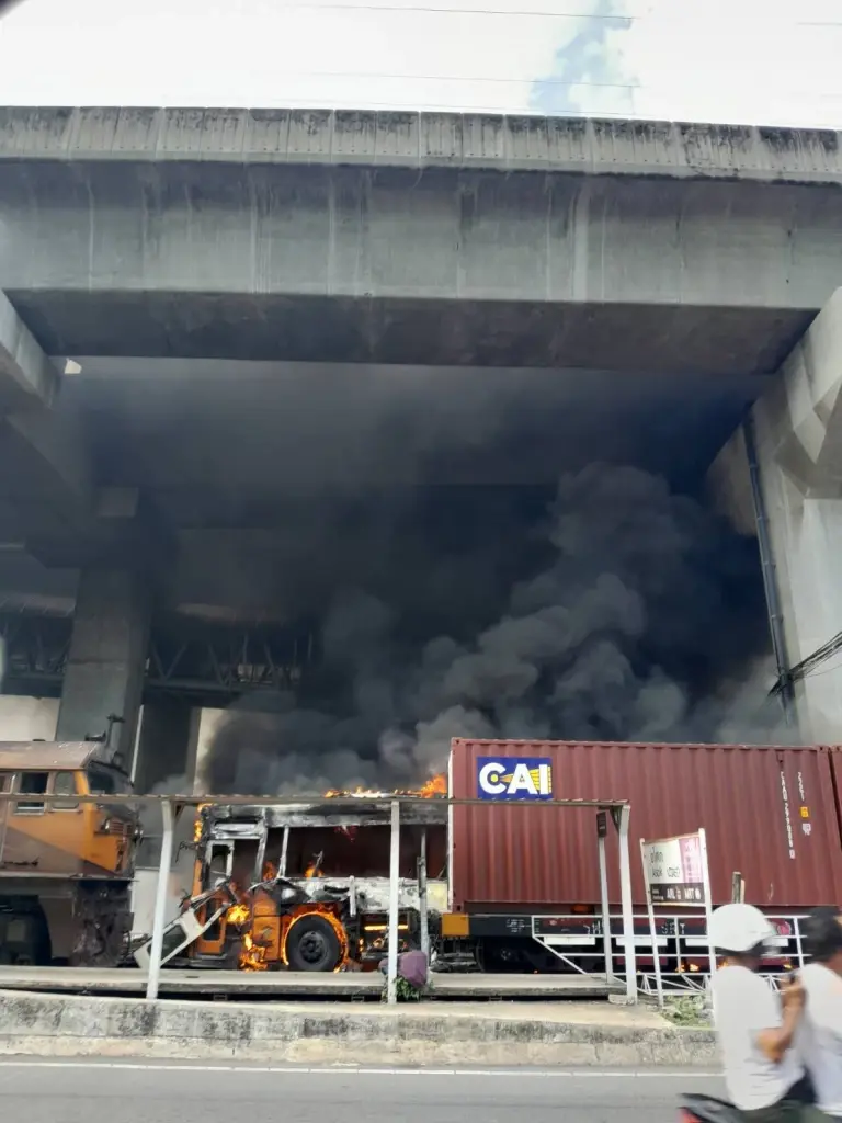 จับภาพได้เต็มๆ นาทีรถไฟพุ่งชนรถเมล์กลางแยกอโศก ก่อนไฟลุกท่วม
