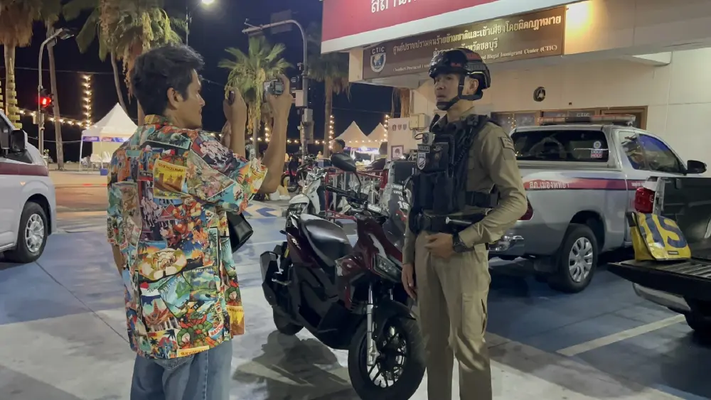 ตำรวจพัทยาน้ำใจงาม มุดใต้ท้องรถช่วยลูกแมวปลอดภัย ประชาชนชื่นชม