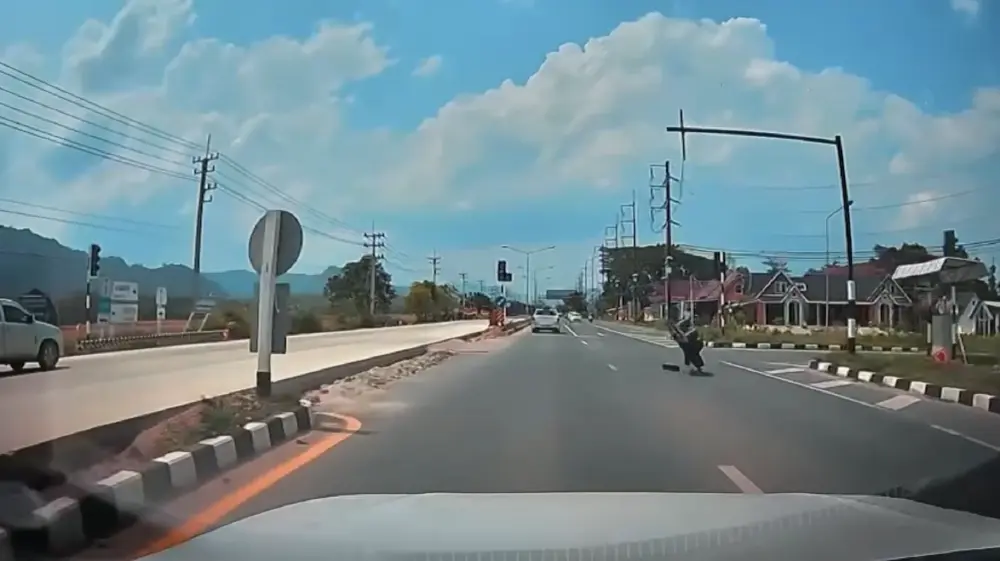 นาทีระทึก! ไฟแดงยักษ์ร่วงกลางถนนแม่สาย หวิดทับหัวคนขับ