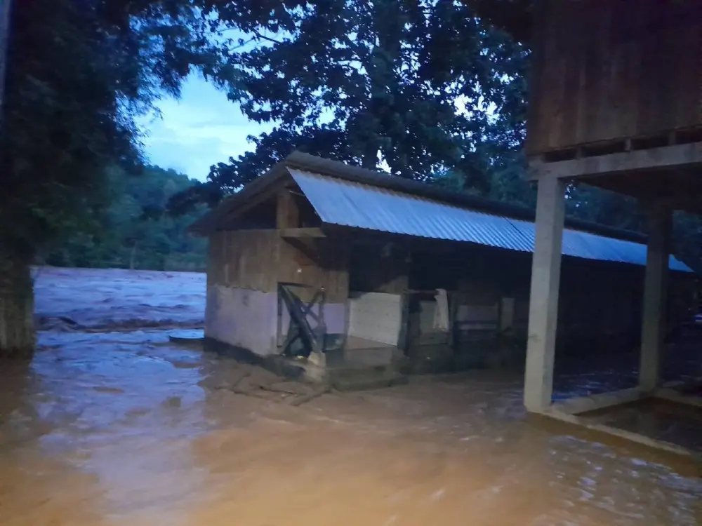 วิกฤตน้ำป่าทะลักท่วมโรงเรียนแม่สะเรียง หวั่นสะพานขาด!
