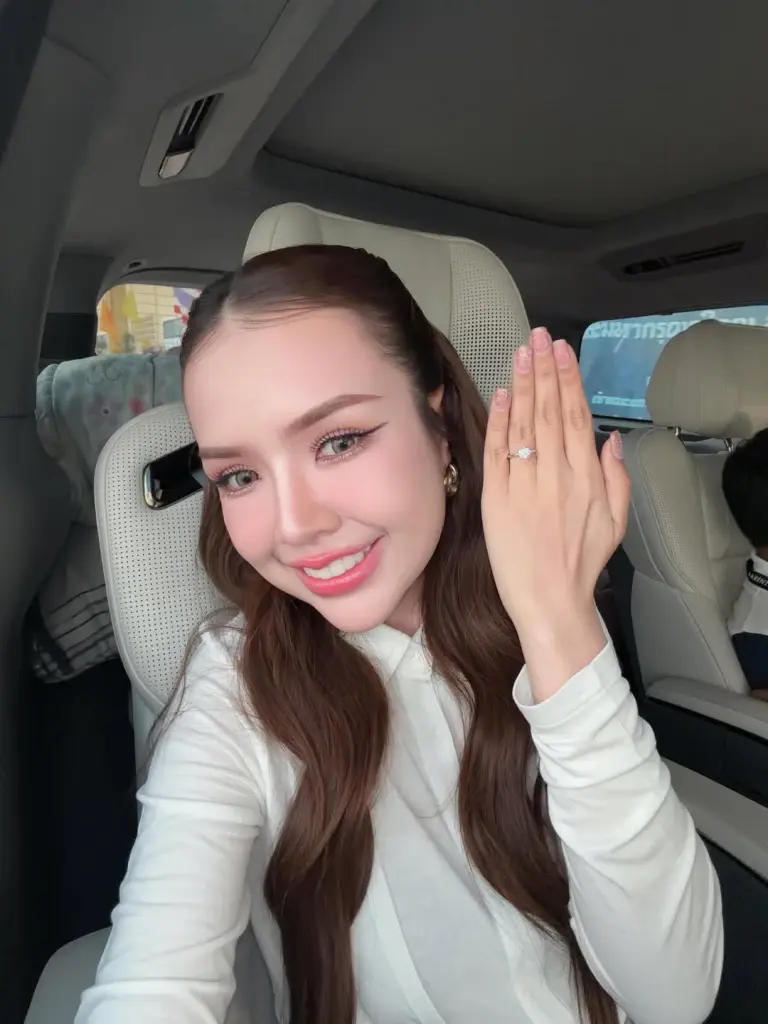 หวานหนักมาก ยิว ฉัตรมงคล เปย์แหวนเพชรเม็ดโตให้ ครบรอบแต่งงาน 5 ปี
