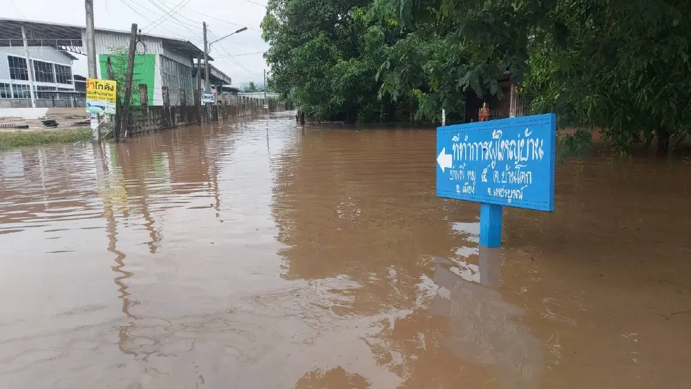 น้ำป่าทะลักท่วมบ้านโตกเพชรบูรณ์รอบที่3 รถจยย.ลอยตามน้ำ