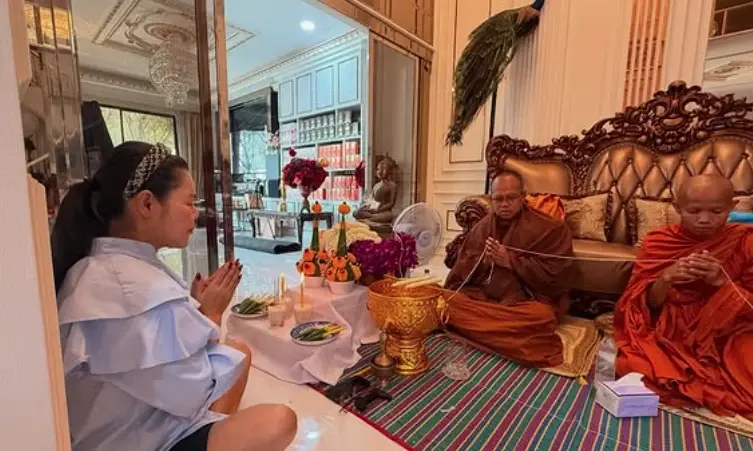 แห่ส่องตาลุกวาว เลขขันน้ำมนต์ "ฮาย อาภาพร" ทำบุญบ้านครั้งใหญ่