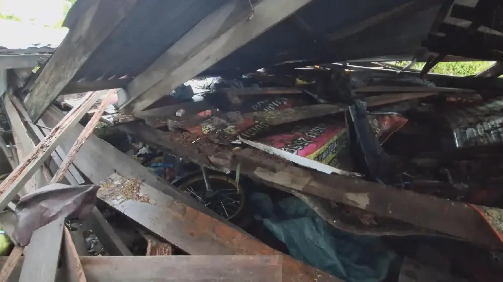 นาทีชีวิต! พายุถล่มบ้านพังทับตาวัย 74 ขณะนอนพักในบ้าน